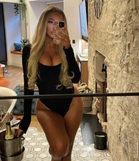 Beth Amelia nude only fans