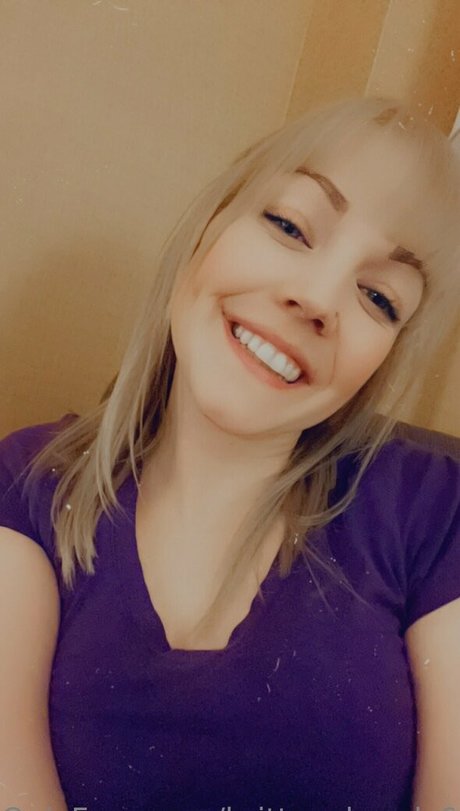 brittneybandz69 onlyfans striptease