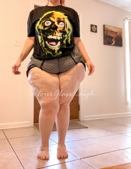 hourglassleigh naked onlyfans