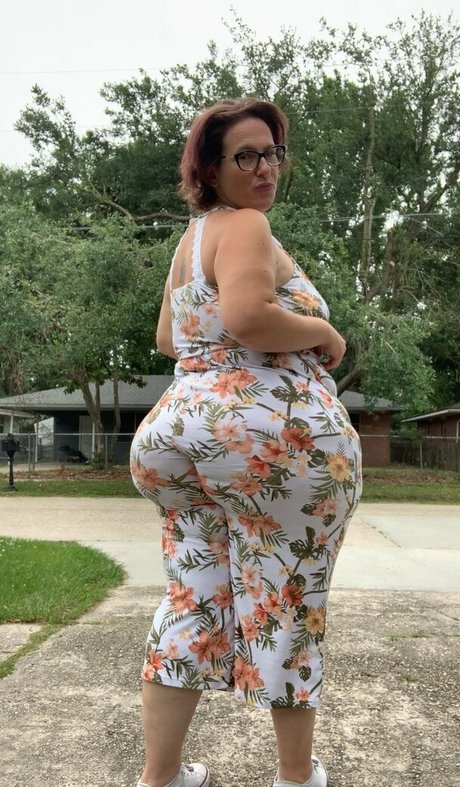 hourglassleigh onlyfans naked pics