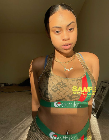 kaylalebombbb onlyfans nudes