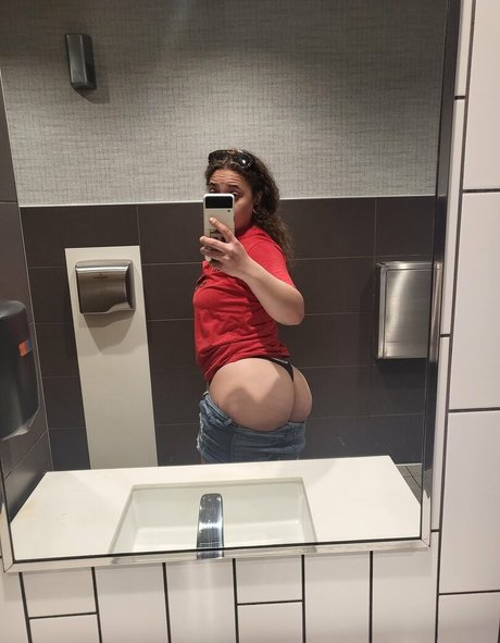 Emm Loomis is on onlyfans