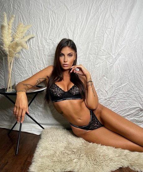 Natasha Nesci onlyfans star