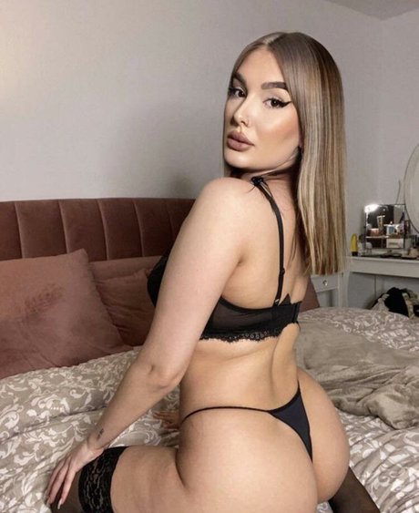 Alessia Aniki strip onlyfans