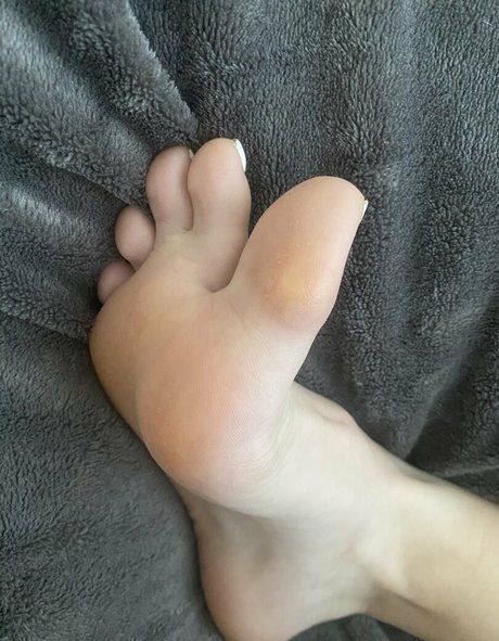 sashasfeetishxo onlyfans strip