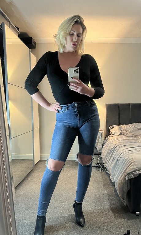 Leigh Darby naked onlyfans pics