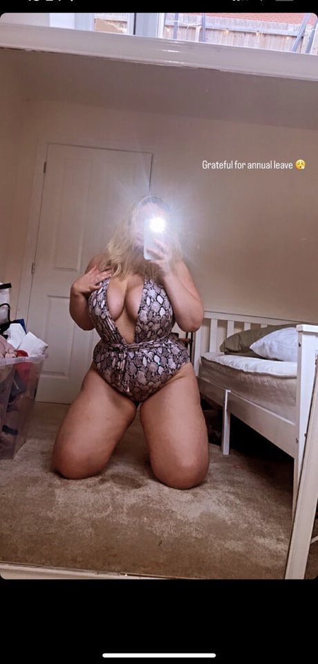 Hollie H onlyfans leaked.