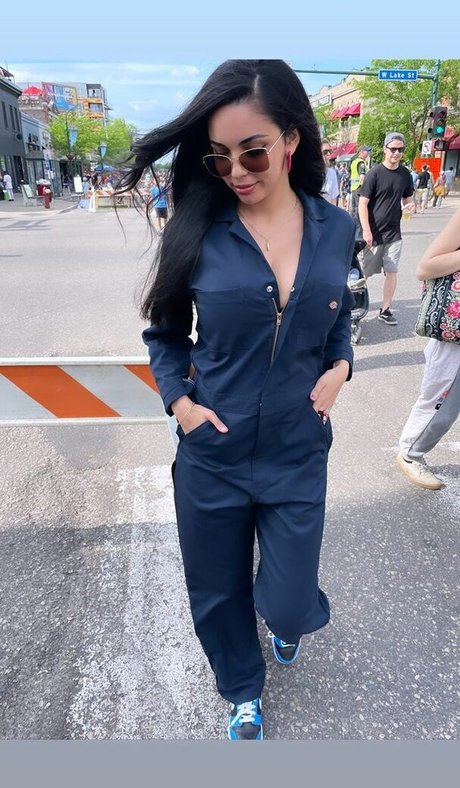 Tara Yazdi onlyfans model photo