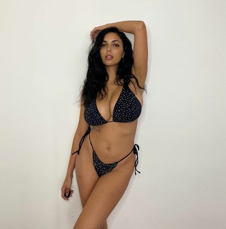 Tara Yazdi onlyfans model photo