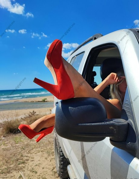 busty brunette onlyfans hd img