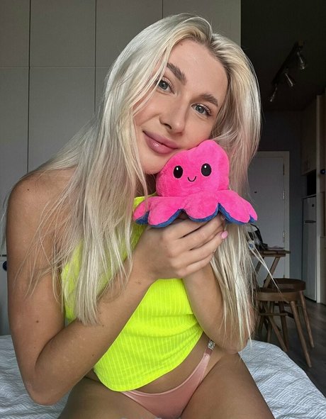 fitnessmodel onlyfans hot naked self-portrait