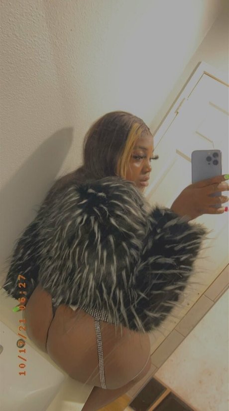 royalmulaah onlyfans model images