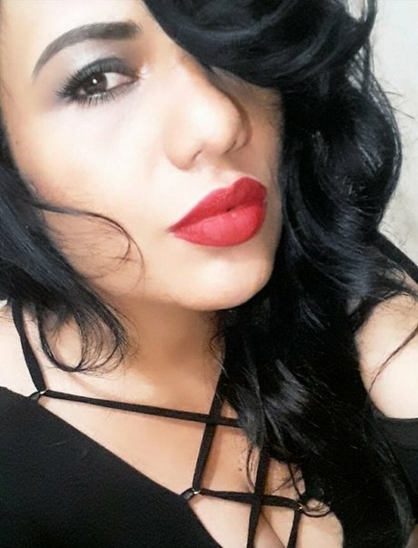 Labrujaquevuela onlyfans content