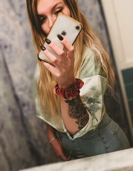 carlyraeofficial onlyfans nude leaked