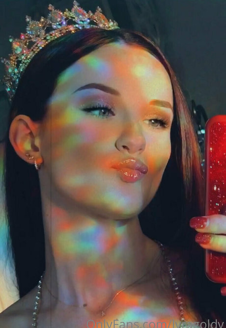 lyragoldv onlyfans naked leaked