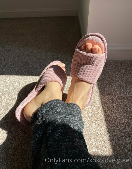 xoxolovelyfeet naked onlyfans leak