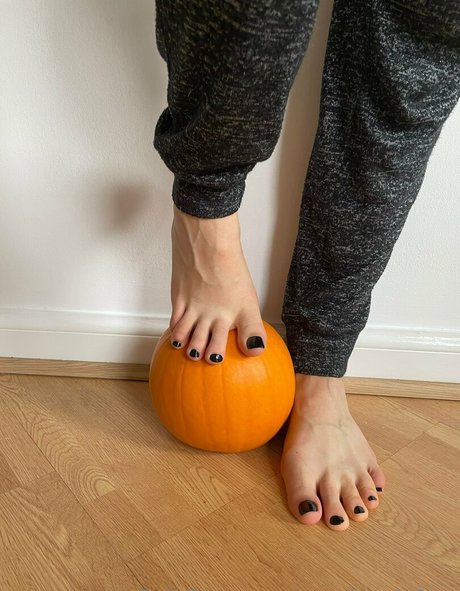 xoxolovelyfeet onlyfans xx