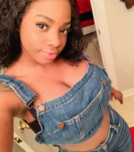 Itstaviaa onlyfans model images