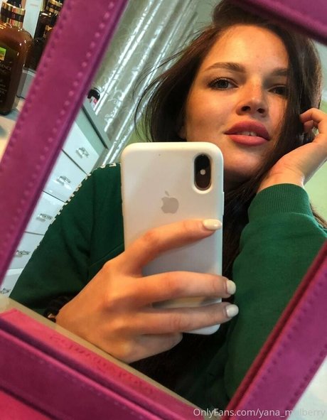 yanamulberry naked on onlyfans