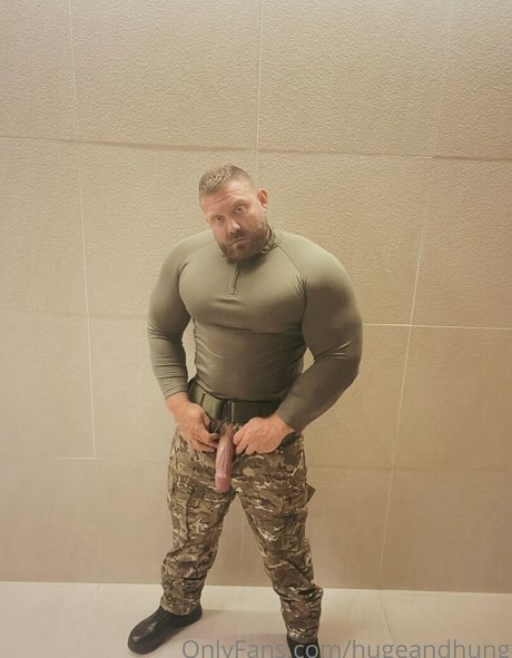 hugeandhung onlyfans leak nudes