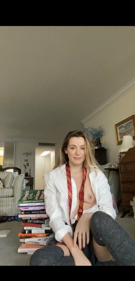 carolinecalloway nude onlyfans leaked