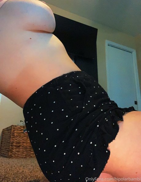 mustbecoralee onlyfans topless