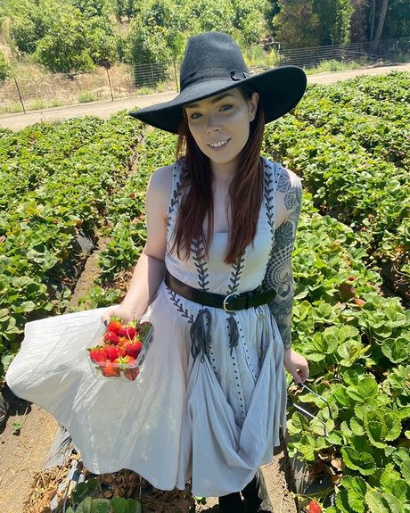 Suzy Berhow onlyfans post