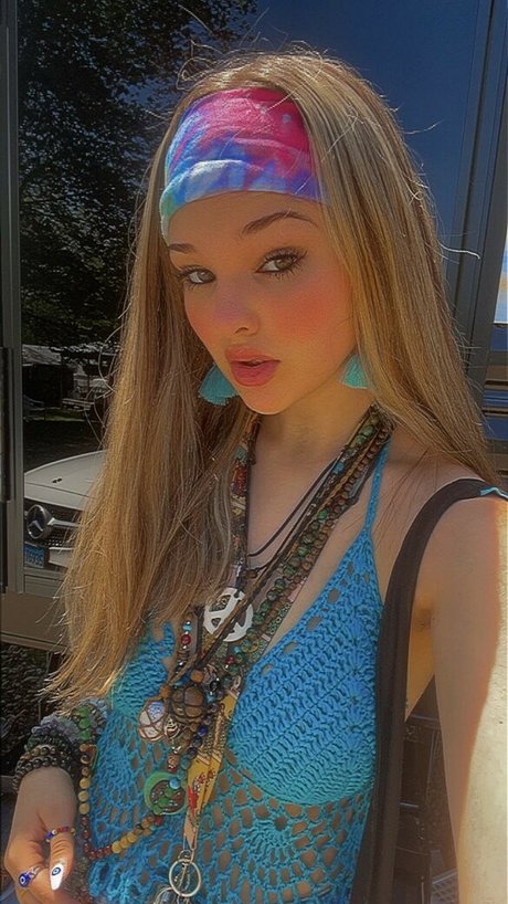 lesbian kissing onlyfans best pic