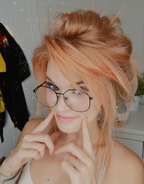 Hollie Bennett onlyfans model images