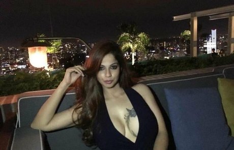 Zareen Zoya Khan onlyfans gratis