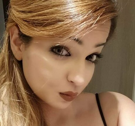 Zareen Zoya Khan onlyfans ass