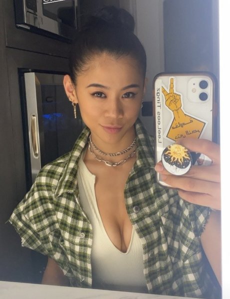 Leah Lewis onlyfans ass