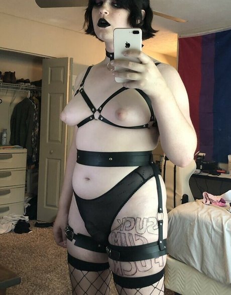 Scarlet Skeie tits onlyfans