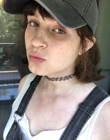 Scarlet Skeie onlyfans model images