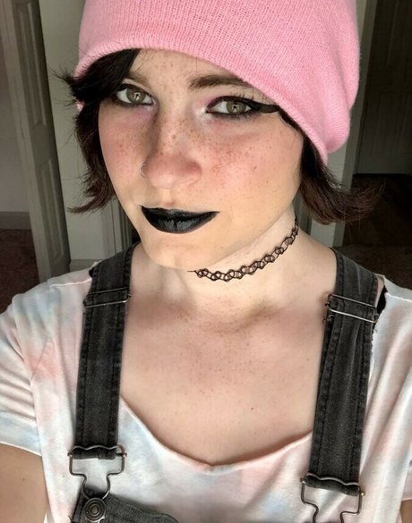 Scarlet Skeie nude leaks onlyfans