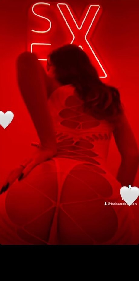 Larissa Robertson onlyfans boobs