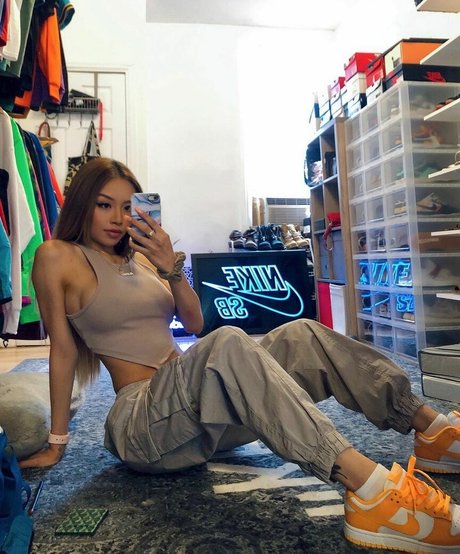 Sinsandra onlyfans model photo