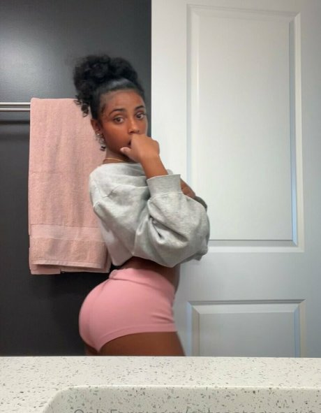 cuteassaquarius naked on onlyfans