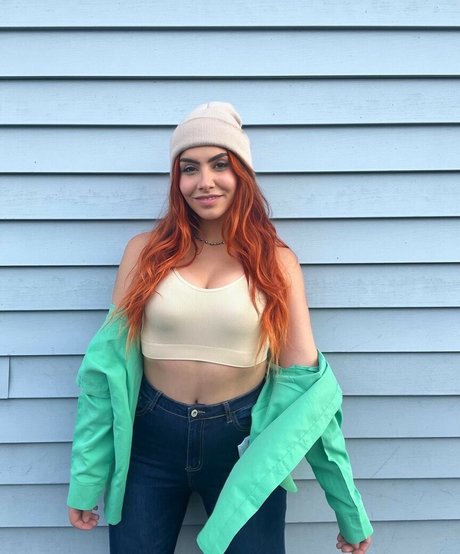 Alicia Atout onlyfans posts