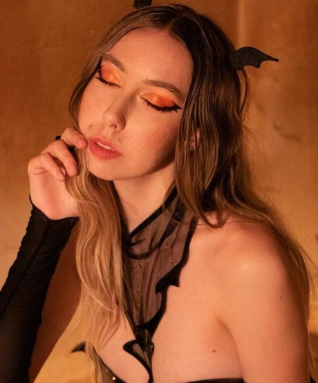 EllaMooncak only fans pictures