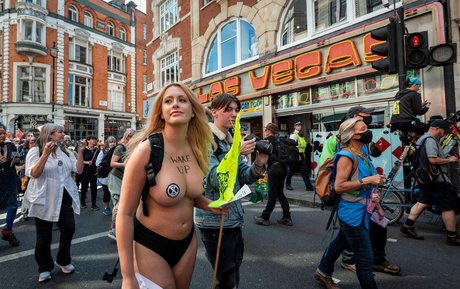 Laura Amherst onlyfans tits