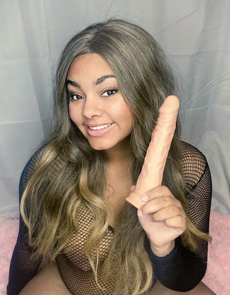 Leah Layne onlyfans tits