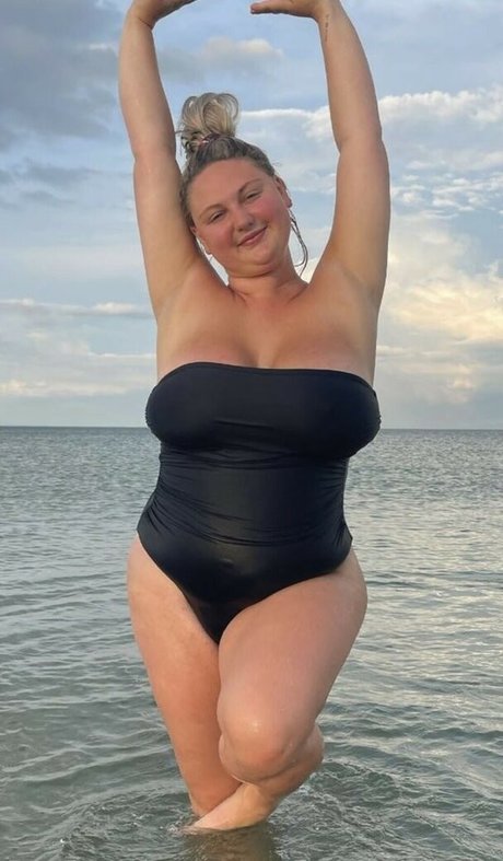 Emma Burzynski onlyfans leajs