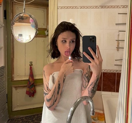 Amy Split nude only fans