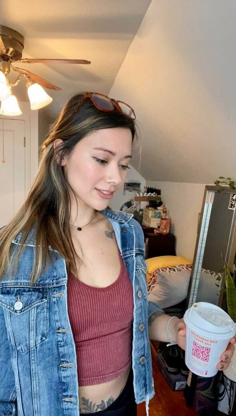 MoreLaceyisanerd onlyfans pictures