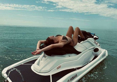 Laura Mueller onlyfans sextape leak