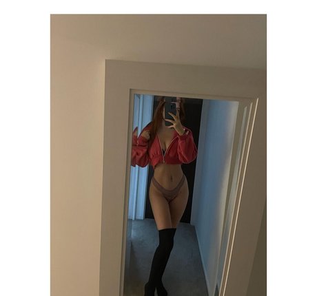 redheadbarbiexo onlyfans model images