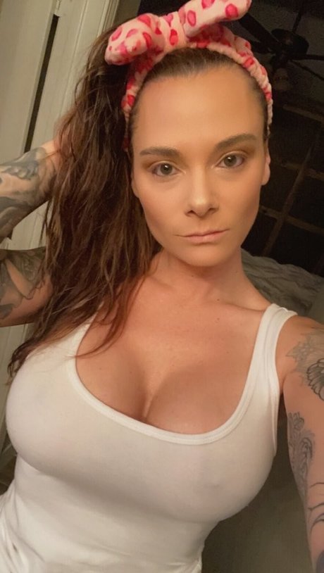 chroniclesofatiredassmom naked onlyfans