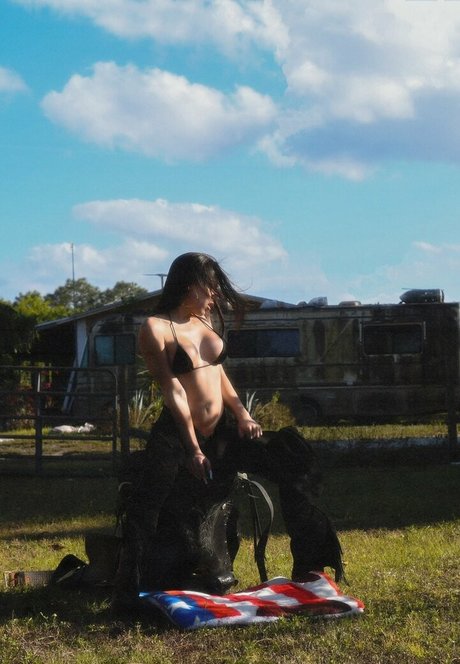 izzy svmmer topless onlyfans