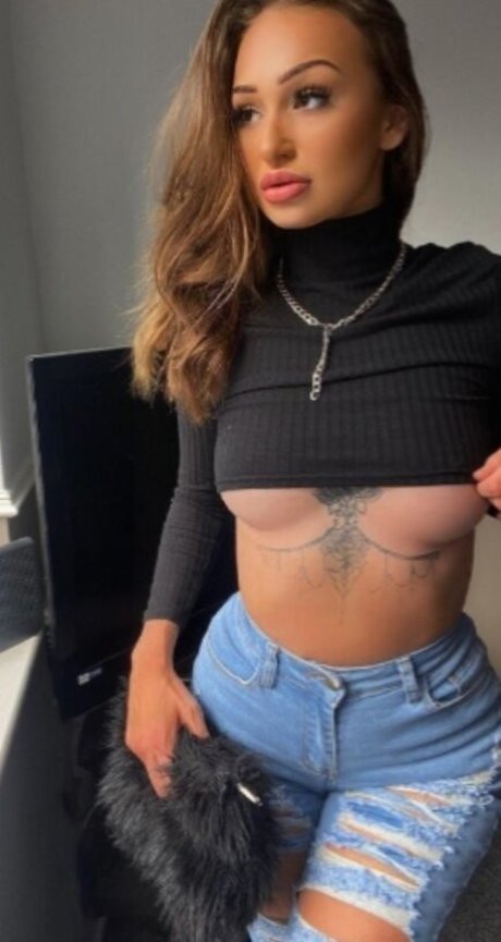 Sarah Golding onlyfans leaks.